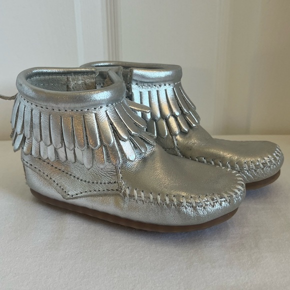 Minnetonka Toddler Double Fringe Side Zip Moccasin Boots Metallic Silver - Picture 6 of 8